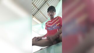 Ngồi trên giường cu thì cương :)))