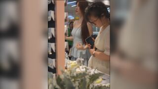Quay lén  váy em gái xinh Trung Quốc đang mua sắm quần lót màu trắng