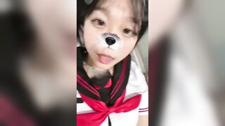 Em nữ xinh dâm đãng với cái lồn rỉ nước