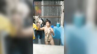 Quay lén mẹ bỉm lông nhiều