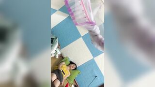 Em sinh viên nứng giữa trưa tự móc trong phòng trọ