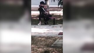 2 em học sinh ngan nhiên địt nhau trước sân trường