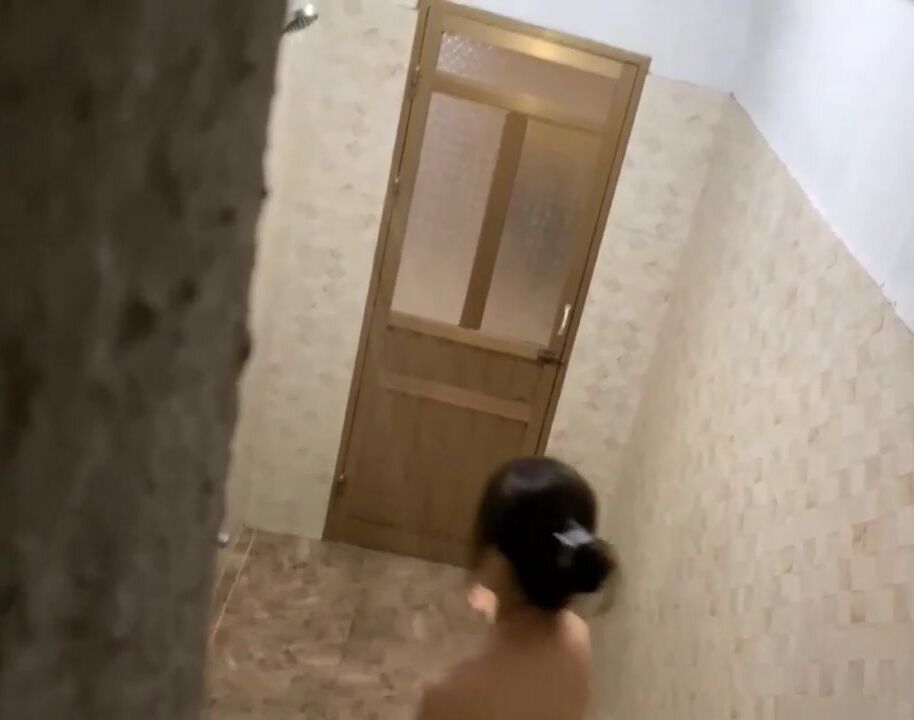 Sinh viên tắm múp