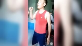 Vợ đánh ghen chồng đang chơi đĩ tại quán 🤣