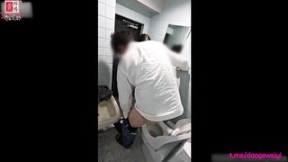 Dâm nữ trốn vào nvs móc vô tình bị phát hiện chịch cho tê lồn run hết cả chân