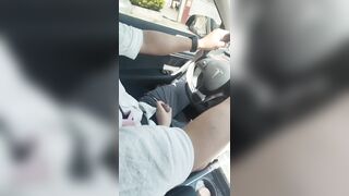 E teen dâm đg đi trên đường mà nứng lồn vừa lái xe vừa sục cu a cho a móc lồn public