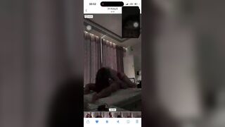 Vừa call video với e ghệ vừa xem lại clip sex 2 đứa đã quay nứng tê cu