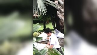 2 em hs lén lút ngoài công viên