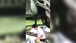 2 em hs lén lút ngoài công viên