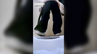 Seri quay lén: WC : cam ẩn quay không rõ nên anh ta thò hẳn cam sang quay cận cảnh p1