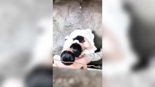Quay lén 2 em học sinh ấy nhau ngoài đường