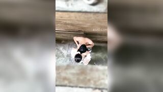 Quay lén 2 em học sinh ấy nhau ngoài đường