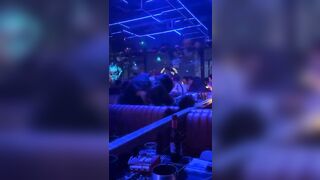 má con đĩ nó địt nhau luông trong bar mới vl