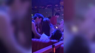 má con đĩ nó địt nhau luông trong bar mới vl