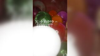 Cận cảnh cho cam vào bên trong lồn bự của PuppyPro chứa đầy bi sextoy dâm dục