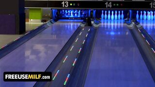 Gạ chịch threesome khi chơi bowling