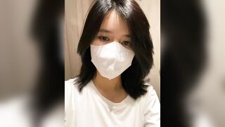 đăng đi chơi thì nứng lồn vào wc khoe vú