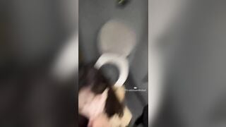 bú cu rồi xuất vào mồm em rau xinh trong wc trung tâm thương mại