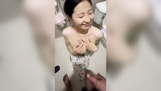 thanh niên chơi lớn đái vào người bé người yêu