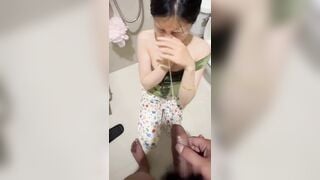 thanh niên chơi lớn đái vào người bé người yêu