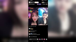 Em tay vịn live tik tok bị khách sờ vú