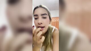 Sự cố lộ núm vú xinh trên live stream