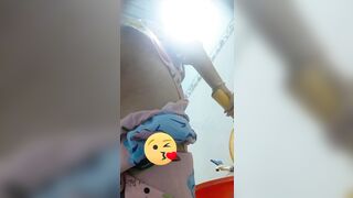 Đặt cam quay lén nhà con bạn thân lớp 10 đi đái