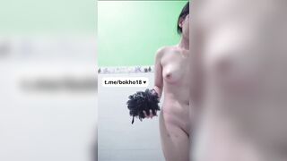Mượn điện thoại em gái thấy clip em đi tắm tự quay lại luôn thật là vãi chưởng