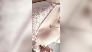 Cận cảnh vú của em loli mới lớn bé tự chà vú rồi rên luôn chắc cũng sướng lắm