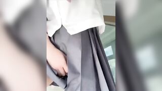 Em học sinh nứng lồn đi học không mặc quần lót thủ dâm ở cầu thang
