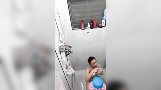 Cam quay lén em teen sinh viên tắm vú bự đg rửa lồn thì bất ngờ bị e phát hiện