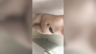 Vừa tắm vừa thủ dâm phê điên