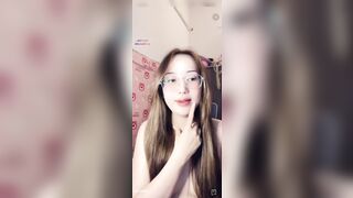 E teen Việt kính cận mặt xinh livetream show vú mũm mĩm đầy đặn cực dâm