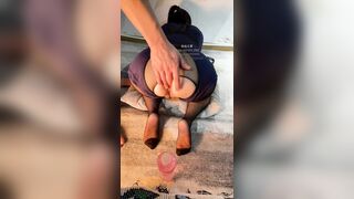 Móc lỗ đít của con chó cái mông to dâm đãng chảy đầy nước lồn