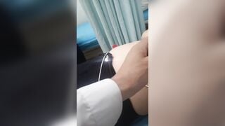 Quay lén đưa chị dâu vú to đi khám ngực