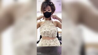 Buổi live ngày 11/03 của bé NgọcNhi2k,đeo khẩu trang làm gì trong khi lồn e thì k che