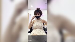 Buổi live ngày 11/03 của bé NgọcNhi2k,đeo khẩu trang làm gì trong khi lồn e thì k che