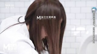 Sếp nữ vào nhà vệ sinh nam gạ địt nhân viên đg đi đái cho bú cu địt trần vào lồn