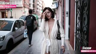 Ngôi sao khiêu dâm hàng đầu chây Âu tự tin khỏa thân đi bộ giữa đường