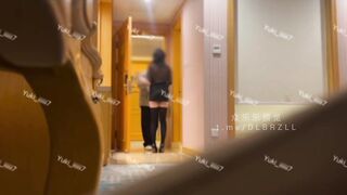 A shipper may mắn giao hàng cho nữ chủ nhà dâm đãng đc e dắt vào nhà tụt quần ra bú c