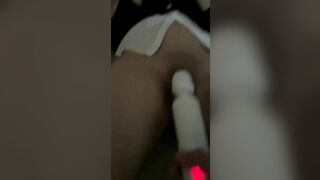 Cho em sử dụng thử sextoy máy rung đời mới nhét máy vô lồn em sướng điên