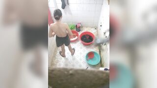 Quay lén con bạn thân Loli đi tắm, Muốn Nhào vô djt nhau nứng vl