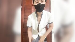 Phục vụ phòng khách sạn khoe hàng cho khác xem trên live