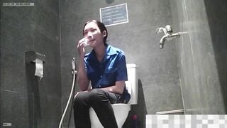 quay lén em sinh viên áo đoàn đi đái trong nhà vệ sinh của trường