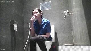 quay lén em sinh viên áo đoàn đi đái trong nhà vệ sinh của trường