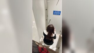 quay lén nhà vệ sinh gái xinh đi đái - phần 3