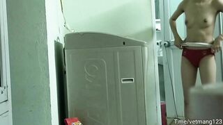 Quay lén em lớp 10 quần xì đỏ vú non đi tắm p1