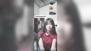 Gạ dụ dỗ bé học sinh trung học cơ sở cho xem vú ai ngờ bé vạch lồn thủ dâm cho xem