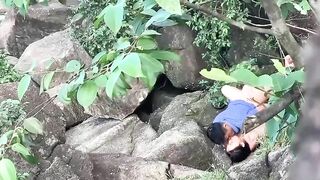 Quay trộm khách du lịch đụ anh bảo vệ