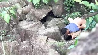 Quay trộm khách du lịch đụ anh bảo vệ